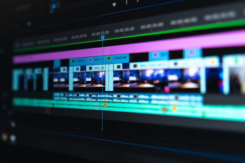 Processus de montage vidéo professionnel en régie